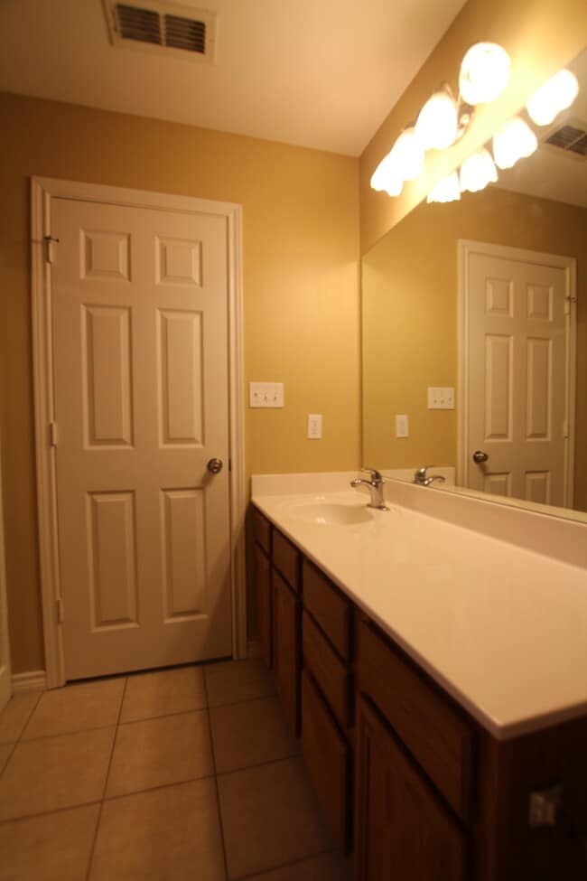 Building Photo - Lease Takeover Opportunity Available! 3 Bedroom Home in Flint!