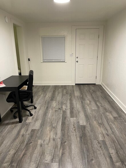 Building Photo - 208 W Elm Ave