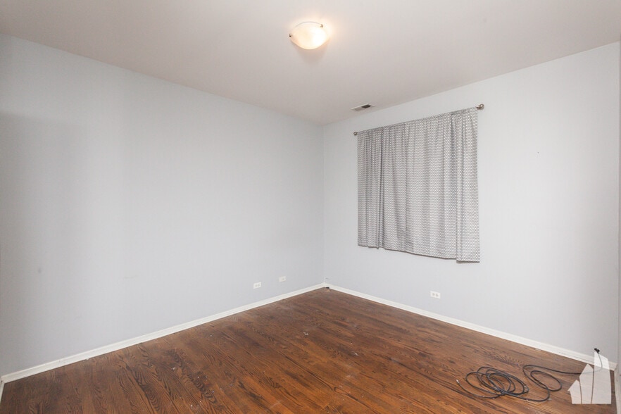 Building Photo - 1038 N Marshfield Ave