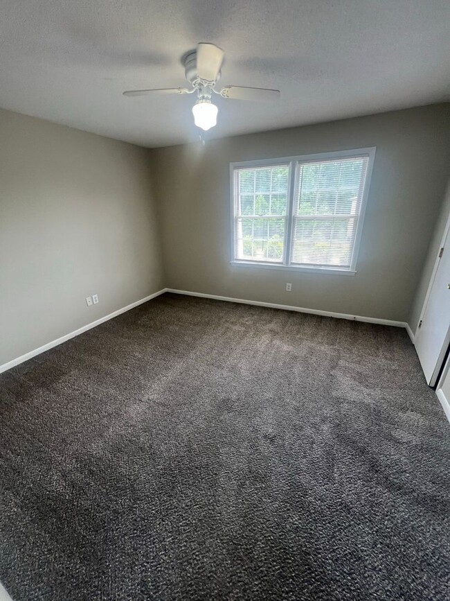 Building Photo - READY NOW!! 2 bedroom 1.5 bathroom in Snel...