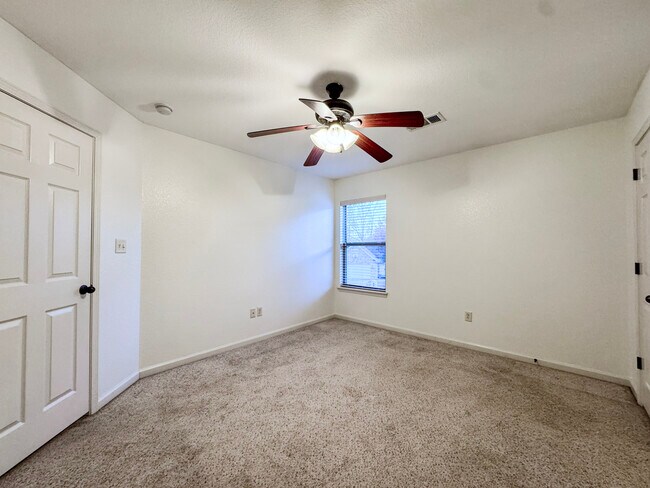 Building Photo - 36 Talladega Loop