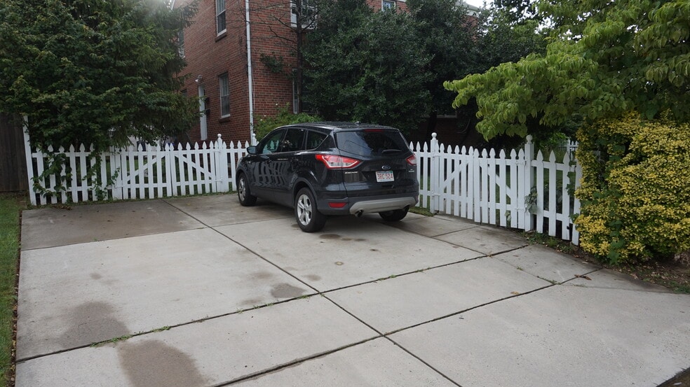 On Site Parking - 1048 N Danville St