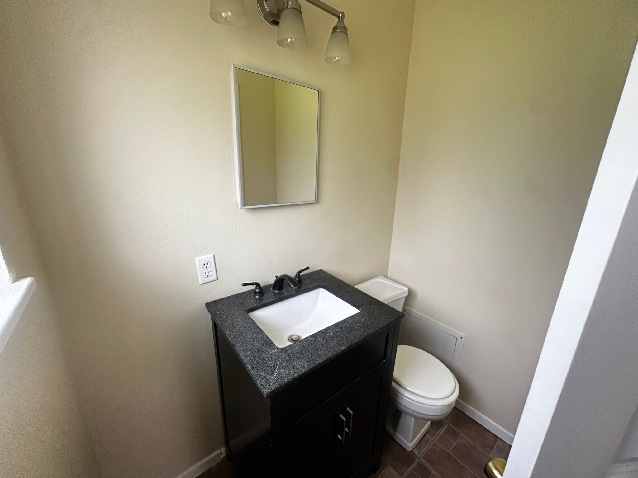 Building Photo - 619 Elm St