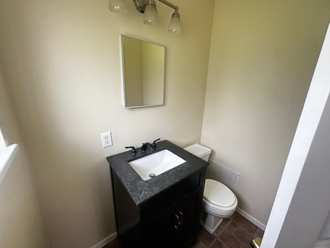 Building Photo - 619 Elm St