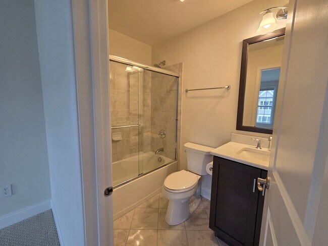 Building Photo - 12 Putnam Ln