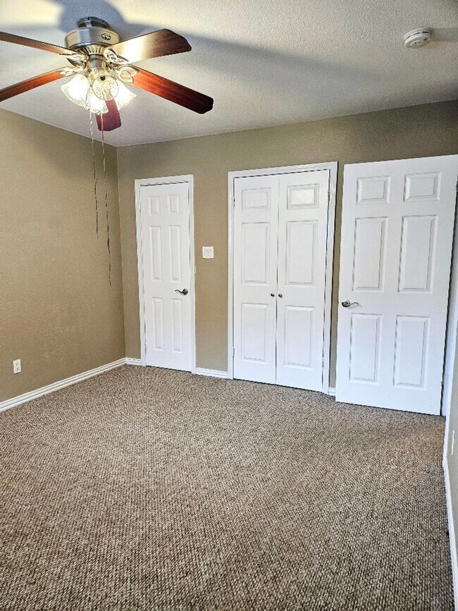 Building Photo - Mediterranean style condo within walking d...