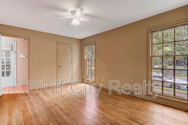 Building Photo - 654 Anderson St