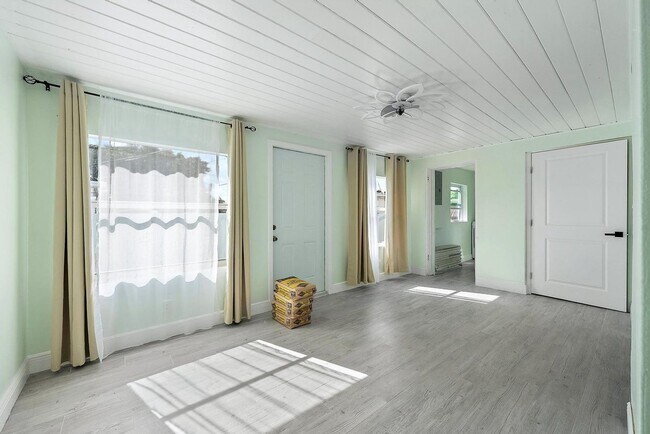 Building Photo - 135 E 28th St