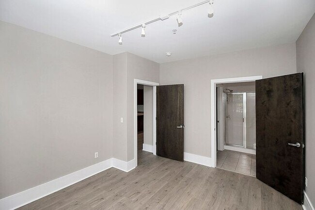Building Photo - Industrial Corner 2BD/2BA Condo at Steelhaus in Plaza Midwood!