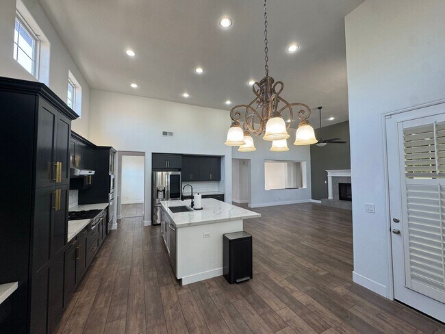Building Photo - Welcome to the Quail Lake Gated Community!!!