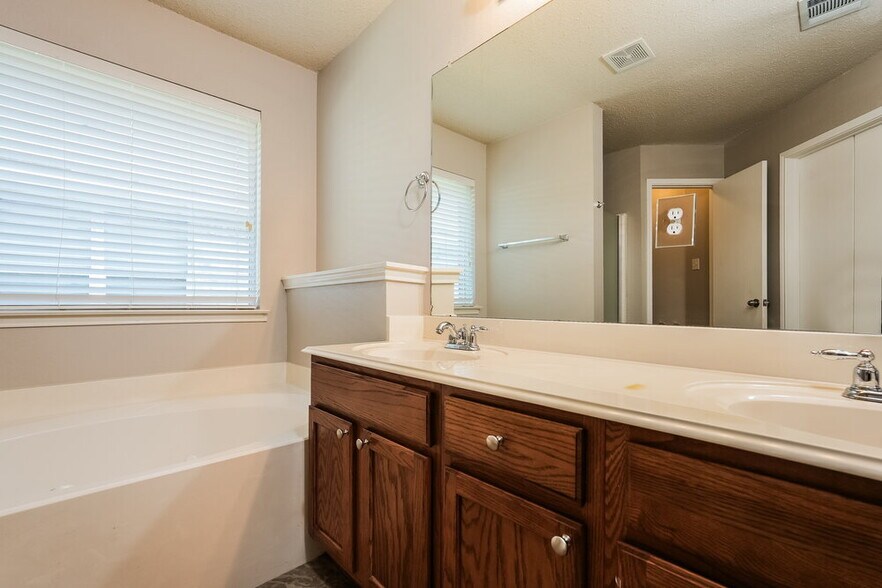 Building Photo - 604 Horseshoe Ct