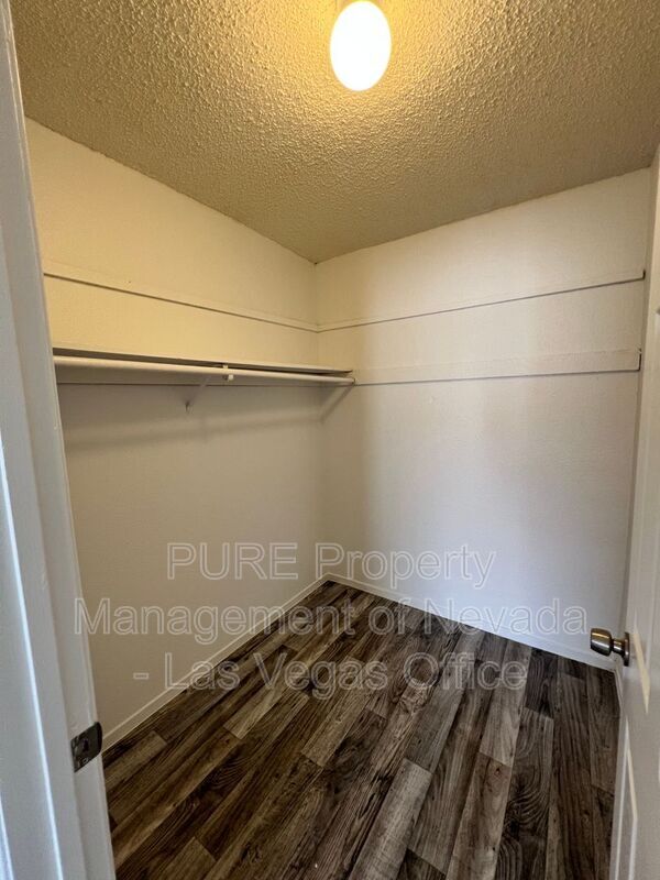 Building Photo - 1405 E Vegas Valley Dr