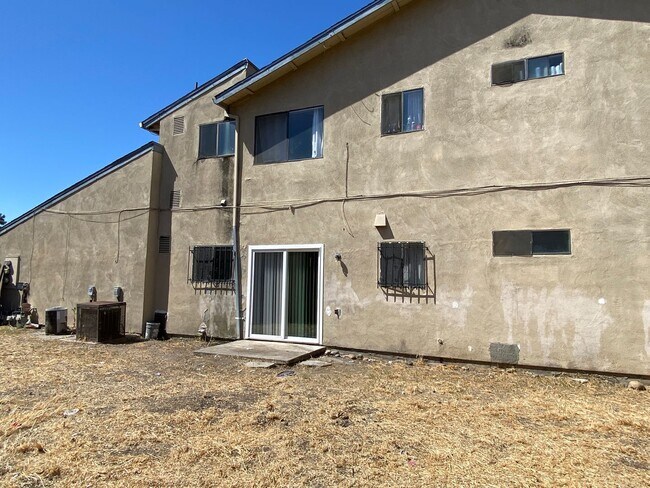Building Photo - Two Bed, One Bath Triplex with a One Car Garage In North Stockton