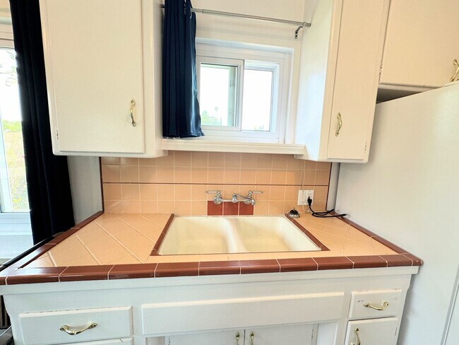 Building Photo - PRE LEASING - Corner 1 Bedroom Apartment in Los Feliz!