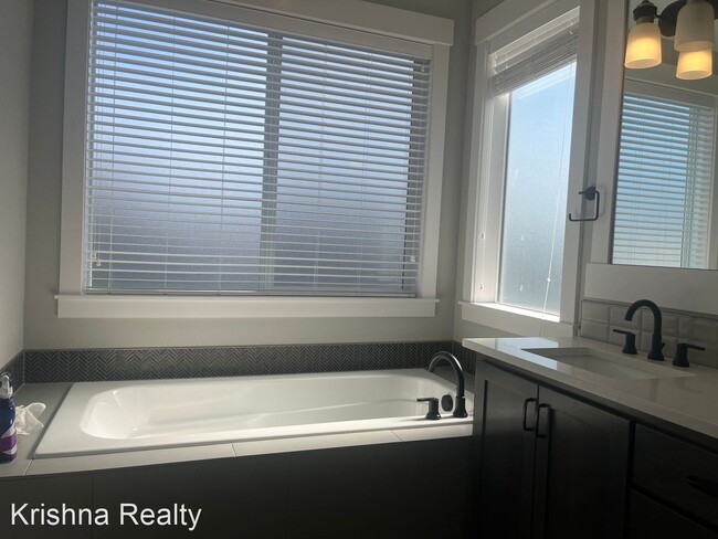 Building Photo - 5 br, 4 bath House - 11958 NW Sadie St,