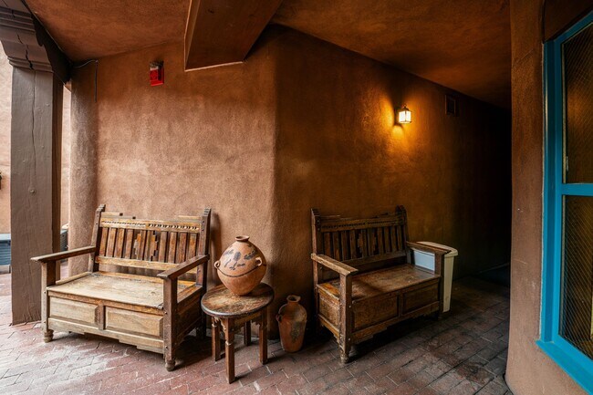 Building Photo - Classic Studio in the Heart of Downtown Sa...