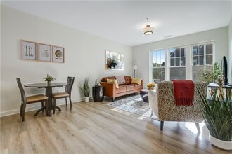 Building Photo - 160 School St