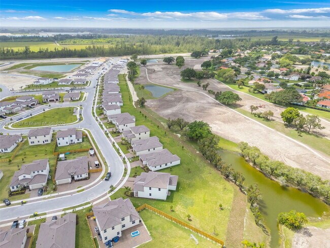 Building Photo - 2700 SE 23rd Ave