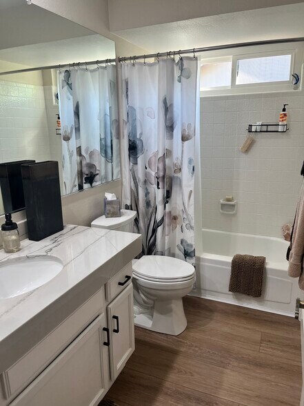 Second Bath (Tub/Bath Combo) - 1876 Leisure World