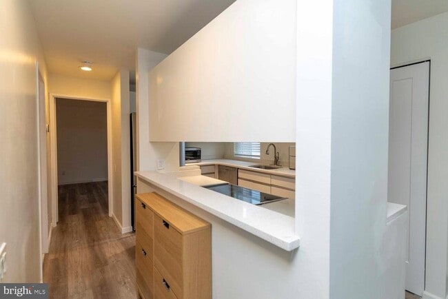 Building Photo - 102 Church St