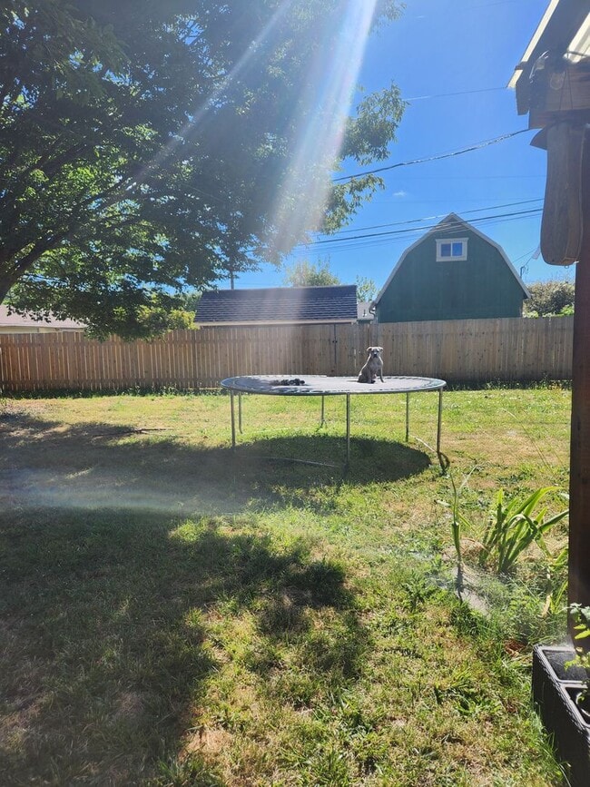 Building Photo - MOVE-IN SPECIAL $500 OFF!  2BD/1BA House with Bonus Room (Extra Bedroom)!