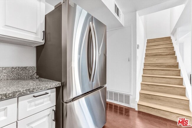 Building Photo - 6155 Reseda Blvd