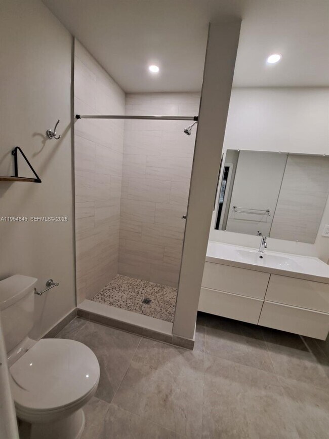 Building Photo - 561 Racquet Club Rd