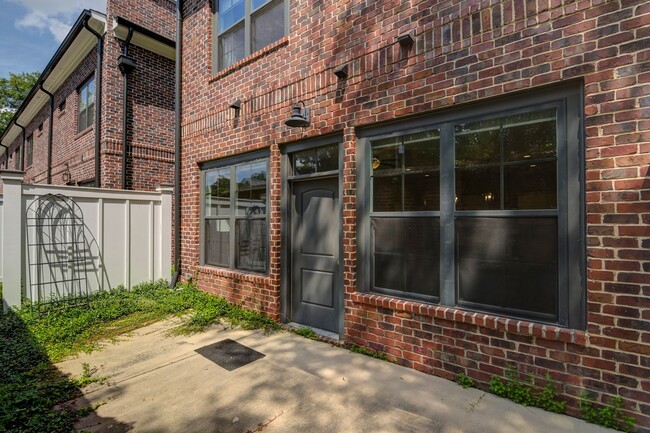 Building Photo - 2 Bedroom, 2.5 Bath Townhouse in the Growi...