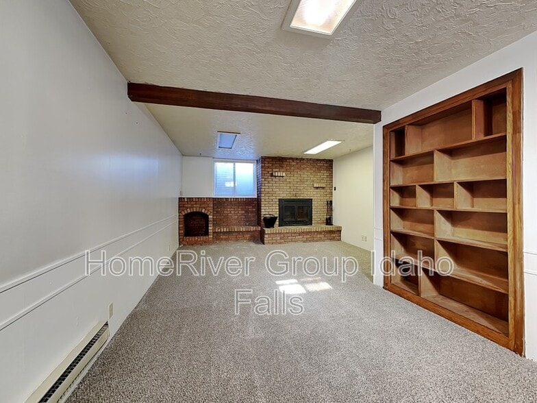Building Photo - 380 Ladino Dr
