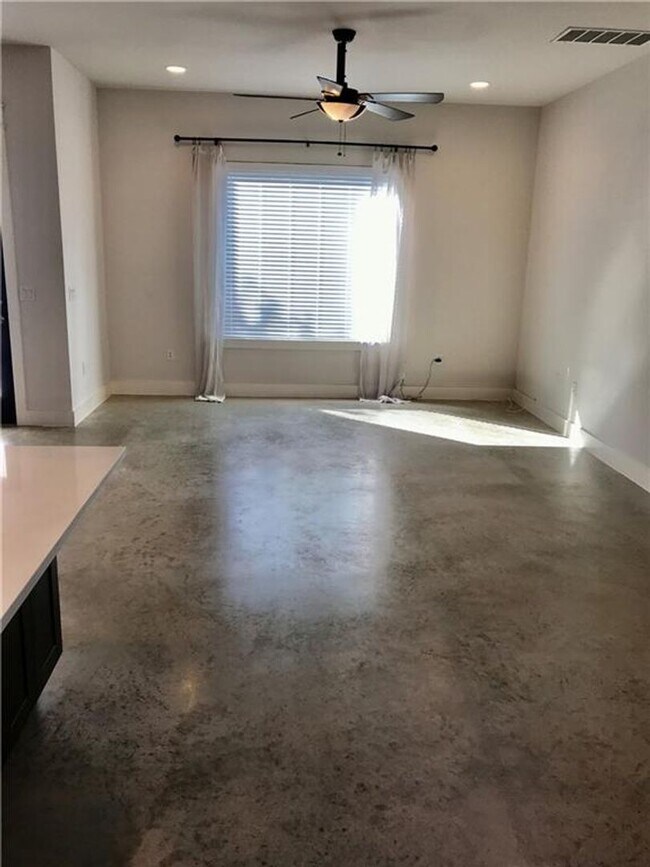 Building Photo - Central Austin / 3 bedroom, 2.5 baths / Mo...