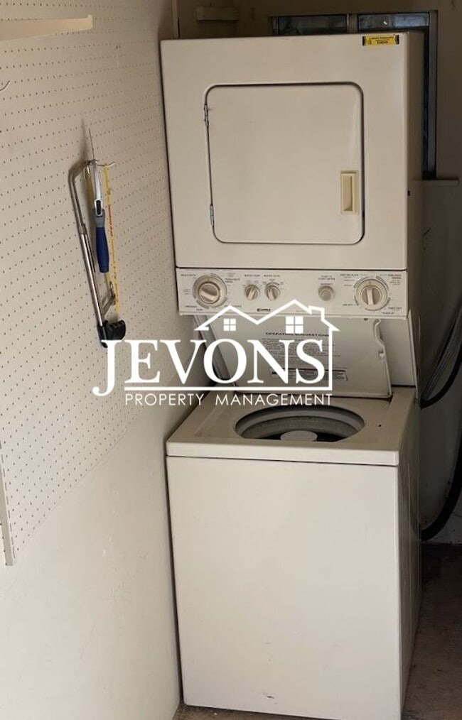 Building Photo - Discover the warmth of this lovely single-family home in the heart of Seattle