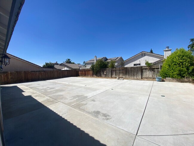 Building Photo - Silver Creek Beauty