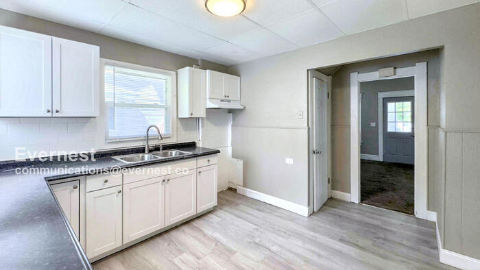 Building Photo - 714 Hampton Ave