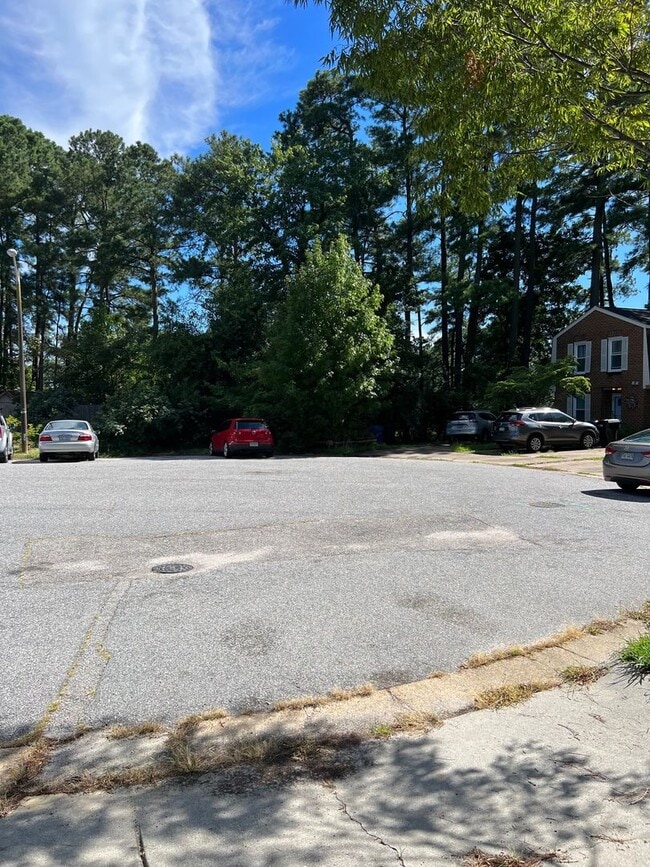 Building Photo - LARGE 3 BEDROOM TOWNHOME