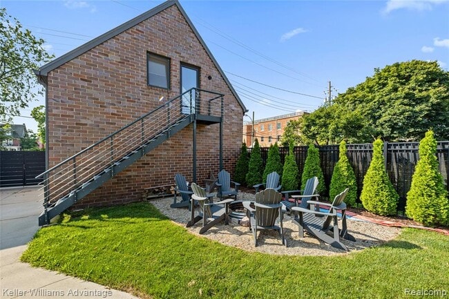 Building Photo - 284 Eliot St