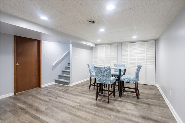 Building Photo - 4464 Mohegan Dr