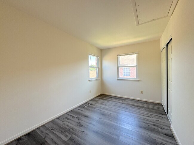 Building Photo - Charming & Spacious Two Bedroom One bathroom Unit