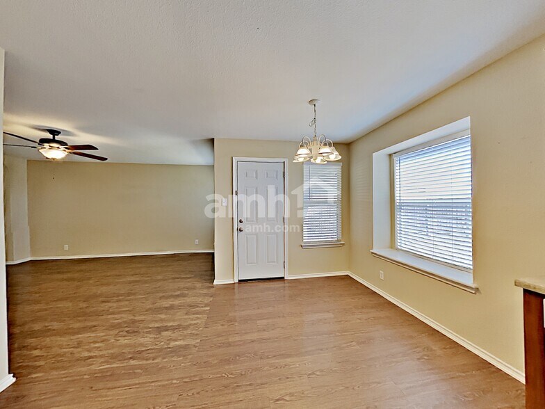 Building Photo - 10002 Cactus Vly