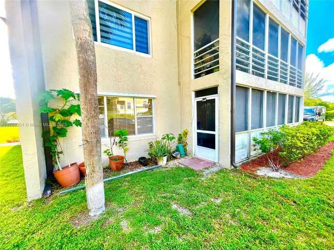 Building Photo - 2700 Riverside Dr