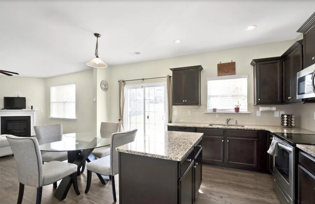 Building Photo - Spacious 3/2.5 Home in Simpsonville!