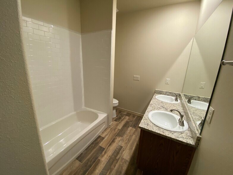 Building Photo - 2304 Sailing Way N