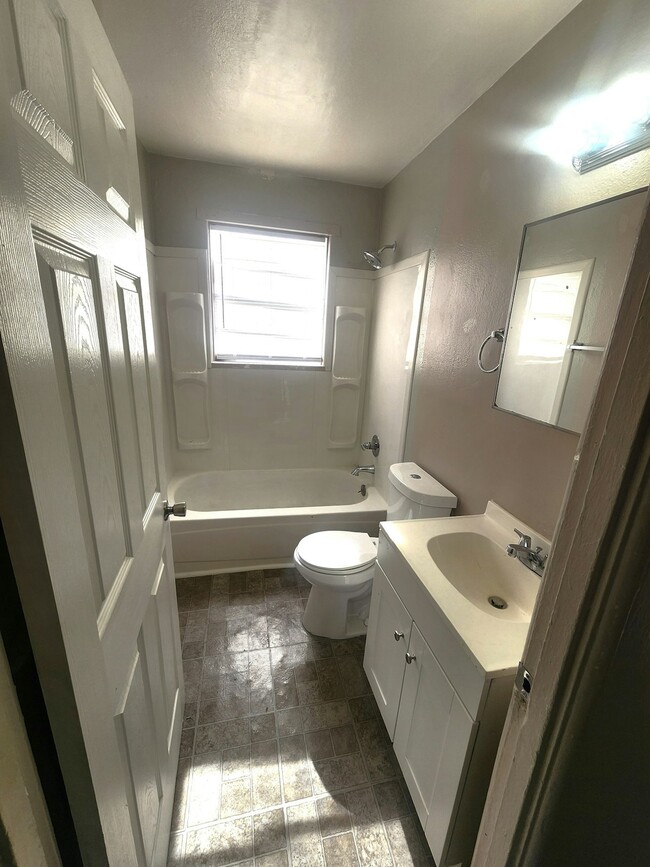 Building Photo - 1250 Estelle St