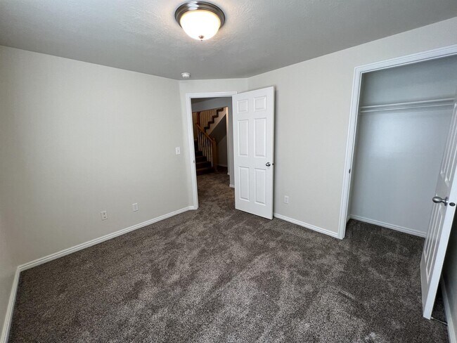 Building Photo - 202 E White Spruce Cv