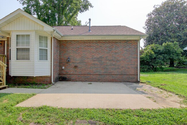 Building Photo - Updated 3bed 2 bath in St B with SEPARATE WORKSHOP around back.