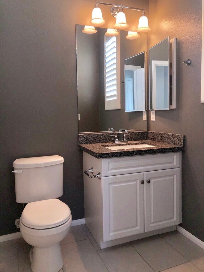 Building Photo - Beautiful East Ventura Home- Enclave Community