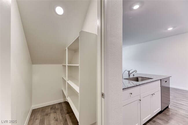 Building Photo - 12740 Feathersong