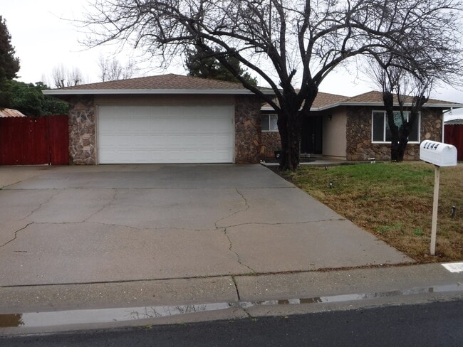 Primary Photo - 1144 Robert Dr