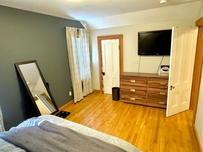 Building Photo - Beautifully renovated 1892 Buckman Bungalow with Hardwoods, Fenced Yard, A/C