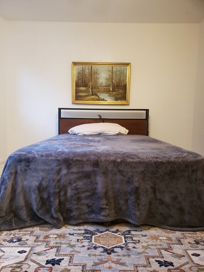 bedroom - 300 NE 14th Ave