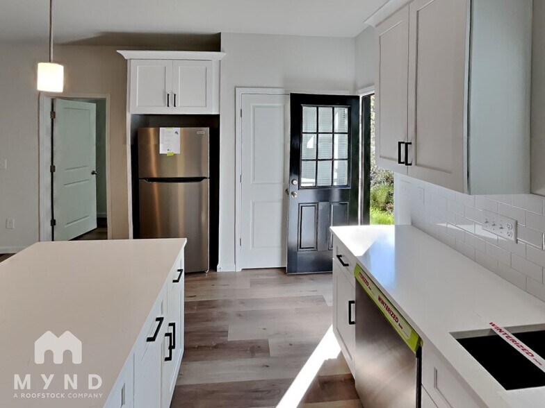 Building Photo - 218 E Boston Ave